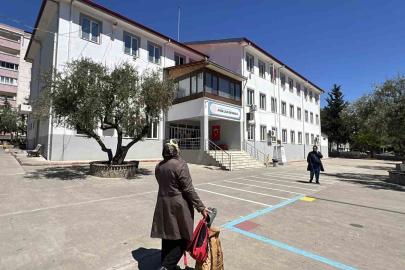 Kahramanmaraş’taki saldırının ardından veliler öğrencilerin eşyalarını okuldan almaya başladı