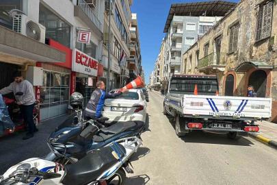 Kaldırım işgalini önlemek için operasyona çıkan zabıtanın görev aşkı, esnafın ısrarını yendi