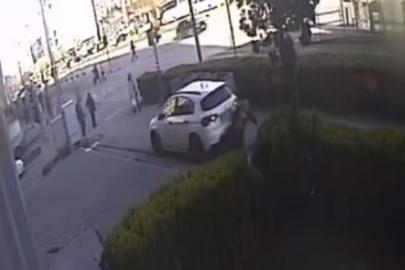 Kaldırımda yürüyen yayanın otomobilin altında kaldığı anın görüntüsü ortaya çıktı