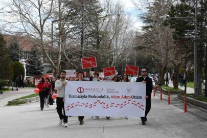 Kampüste "Otizm İçin Kırmızı Kampüs Yürüyüşü"