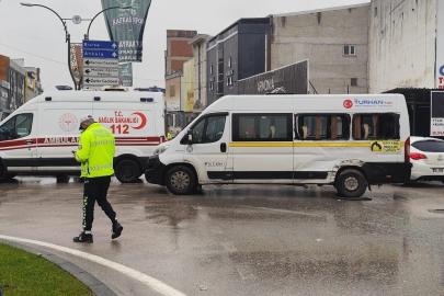 Kamyon ile servis minibüsü çarpıştı 4 kişi yaralandı