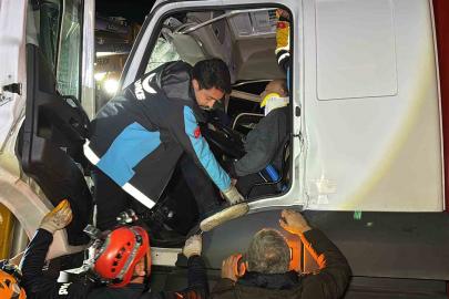 Kamyon tıra çarptı, sürücü kabinde sıkıştı: Ekipler zamanla yarıştı