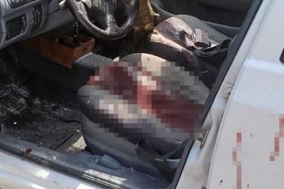 Kamyondan düşen tomruk seyir halindeki otomobile saplandı