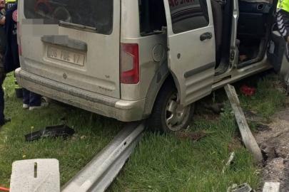 Kamyonet bariyerlere çarptı: 5 yaralı