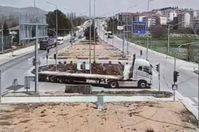 Kamyonetin otomobilin üzerine devrildiği kaza kamerada