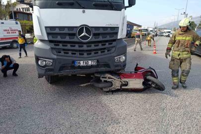 Kamyonun altında kalarak ezilen motosikletin sürücüsü hayatını kaybetti