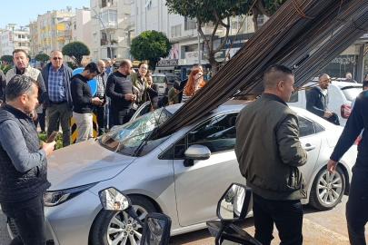 Kamyonun üzerindeki inşaat demirleri seyir halindeki otomobile ’ok’ gibi saplandı