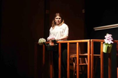 Kanseri yendi, kendi hayatını yazıp oynadı