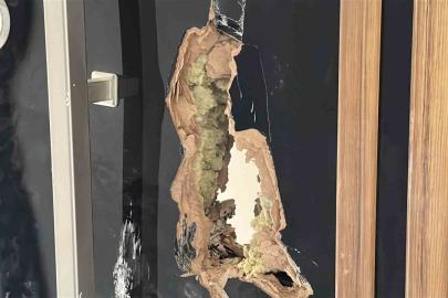 Kapıyı parçalayarak takılmamış lavabo bataryalarını çaldılar