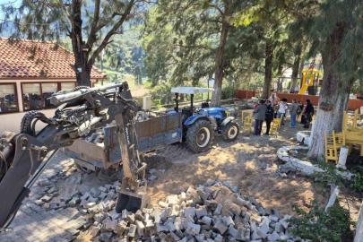 Karaburun’da Nergis Çay Bahçesi’nin çocuk parkı yapılması protesto edildi