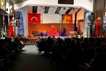 Karacasu’da ’İyi Delirdik’ tiyatro oyunu vatandaşlarla buluştu