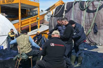 Karadenizli balıkçılar sezon sonunda ağlarını onarıyor