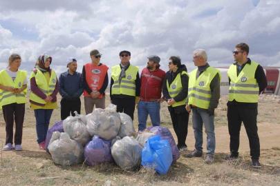 Karaman’da "Bugün temizle, yarın nefes al" sloganıyla doğaya atılan çöpler toplandı