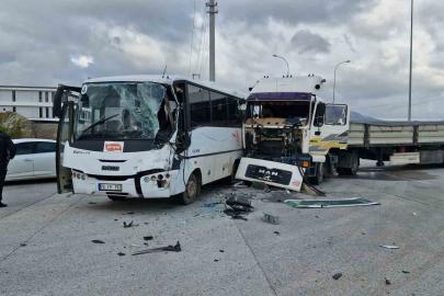Karaman’da işçi servisi ile tır çarpıştı: 12 yaralı