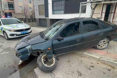 Karaman’da kontrolden çıkan otomobil kaldırıma çıktı