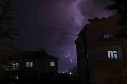 Karaman’da şimşekler geceyi aydınlattı