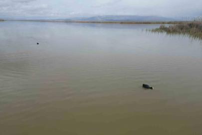 Karaya oturan kayıklar, su seviyesi artınca yüzmeye başladı, ortaya çıkan adacıklar yok oldu