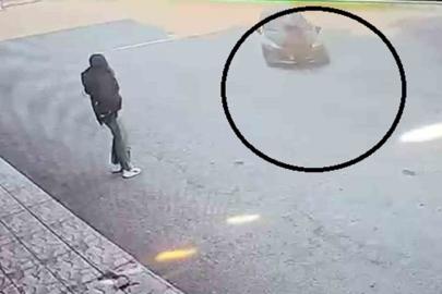 Karşıya geçmeye çalışan kadına otomobil çarptı: Kaza anı kamerada