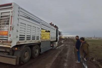 Kars’ta yem ve gübre yüklü tır köy yolunda mahsur kaldı