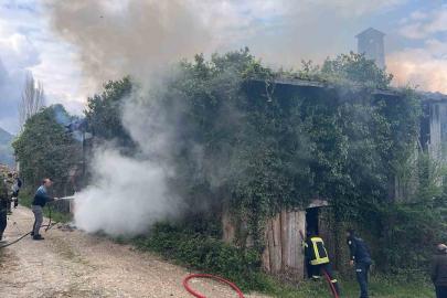 Kastamonu’da metruk binada çıkan yangını itfaiye söndürüldü