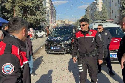 Kavga ihbarına giden polisler pasta ve çiçekle karşılandı