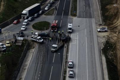 Kavşakta feci kaza: Araçlarda sıkışan sürücüleri itfaiye kurtardı