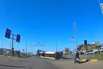 Kavşakta kontrolden çıkan tır devrildi: Faciadan dönülen kaza kamerada