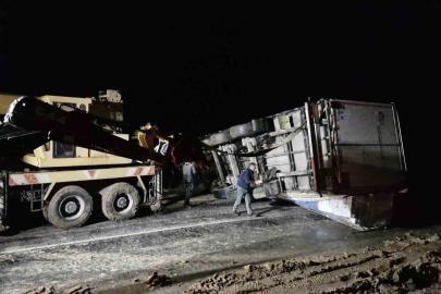 Kayan tır devrildi, Ankara-Tokat karayolu saatlerce ulaşıma kapandı