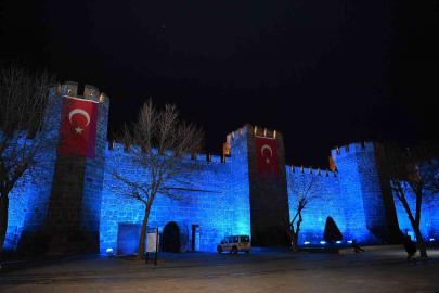 Kayseri Büyükşehir, tarihi surları mavi ışıkla aydınlatarak otizm farkındalığına dikkat çekti