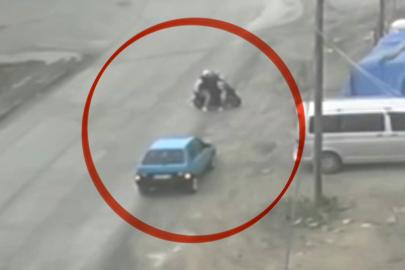 Kaza atlatan otomobil geri dönüp motosiklete çarptı: O anlar kamerada