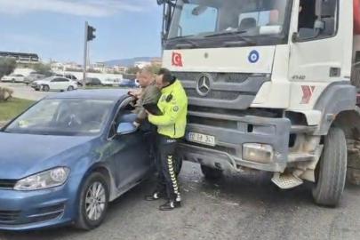 Kaza yapan aracın sürücüsünü polis camdan kurtardı