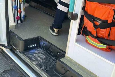 Kaza yapan kamyon sürücüsünün imdadına muhtar yetişti