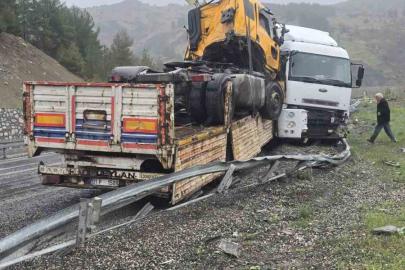 Kaza yapan tırı taşıyordu: O tır da kaza yaptı