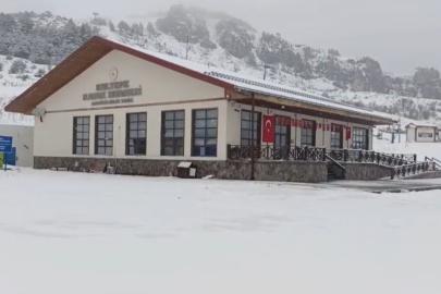 Keltepe Kayak Merkezi nisan ayında beyaz örtüyle kaplandı