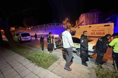 Kendilerini uyaran adamı darp eden şahıslar otomobili bırakıp kaçtı