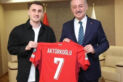 Kerem Aktürkoğlu’ndan Başkan Büyükakın’a ay-yıldızlı forma