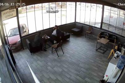 Kimse ne yaptığını anlamadı: Etrafında aracıya etrafında dönen sürücü iş yerine çarptı