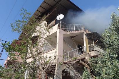 Kırıkhan’da evin terası alevlere teslim oldu