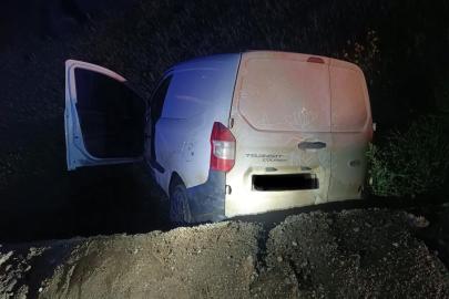 Kırıkhan’da şarampole devrilen hafif ticari aracın sürücüsü yaralandı