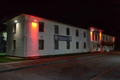 Kırmızı ışıklar eşit yaşam için yandı