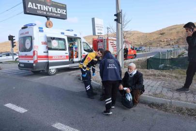 Kırmızı ışıkta bekleyen otomobile çarptı: 2 yaralı