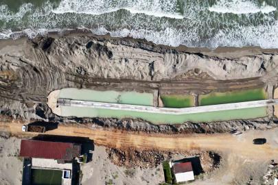 Kıyı erozyonunun tahrip ettiği Karasu sahilinde önlemler alınıyor