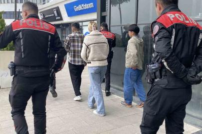 Kız kardeşini kafede bir erkekle görünce ortalığı birbirine kattı