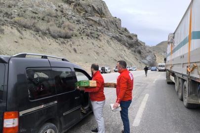 Kızılay’dan yolda kalanlara kumanya desteği