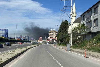 Kocaeli’de plastik ve promosyon fabrikası alevlere teslim oldu