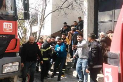 Komşusunu kurtarmak isterken yangının ortasında kaldı