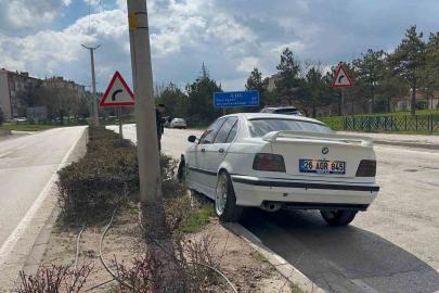 Kontrolden çıkan araç orta refüje çıktı, sürücü yaralandı