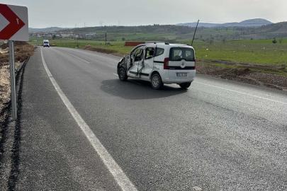 Kontrolden çıkan kamyonet karşı şeride geçerek ticari araçla çarpıştı: 1 yaralı