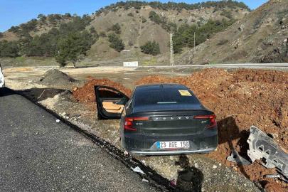 Kontrolden çıkan lüks otomobil yol kenarına savruldu: 1 yaralı