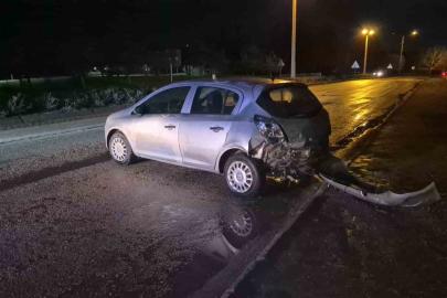 Kontrolden çıkan otomobil dönerek arkasını duvara çarptı